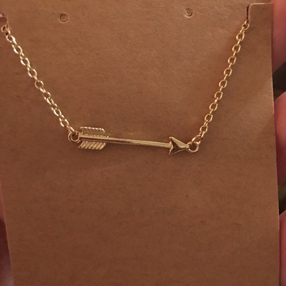 Gold arrow necklace - Picture 5 of 5
